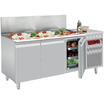 SG3-G4/P9 (25) Kühltisch, Umluft, 3 Türen, mit Struktur für 1/1 GN